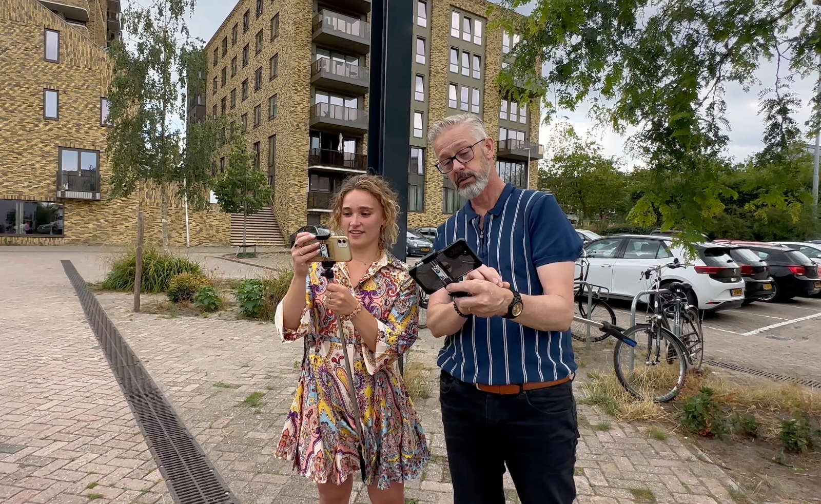 Ondernemers filmen met smartphone tijdens video training buiten op locatie