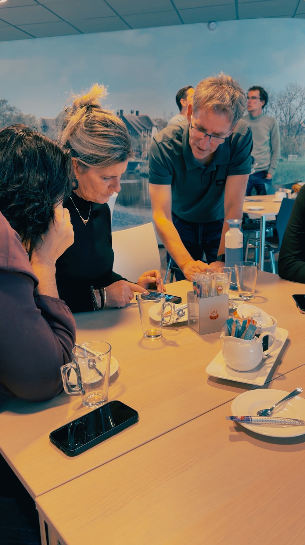 Collega’s kijken samen naar videobeelden tijdens een in-company training