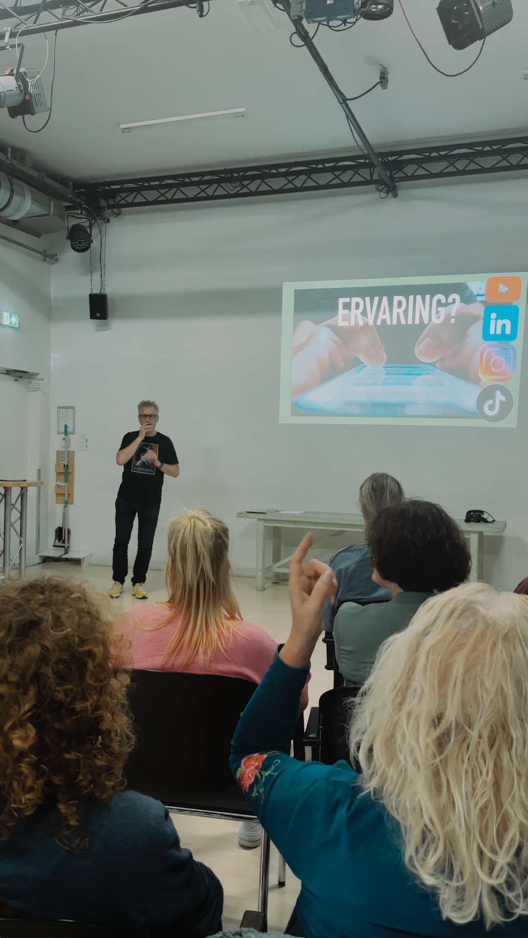 Trainer geeft in-company videotraining op locatie aan communicatieteam