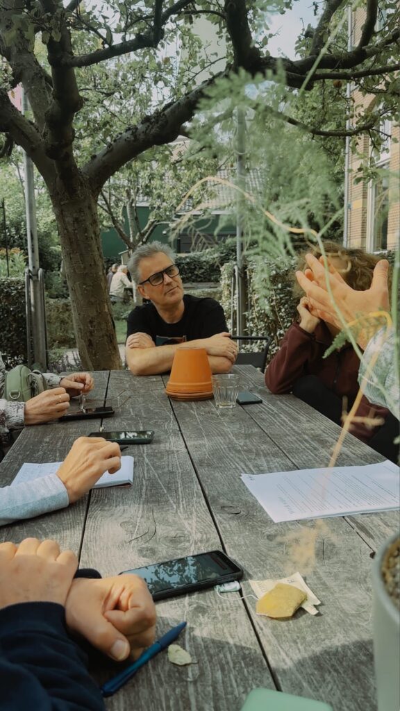 Ondernemers schrijven videoscript tijdens smartphone video workshop in groep