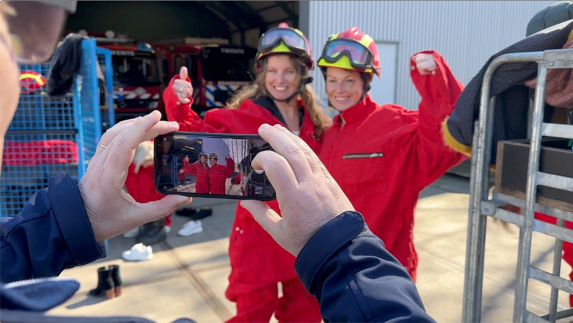 Ondernemers maken met een smartphone videocontent bij de brandweer
